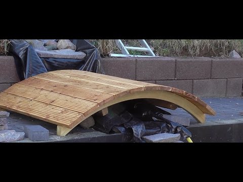Gartenbrücke selber bauen zum Beispiel für einen Wasserlauf das macht Spaß und spart Geld