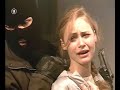 Carla calls the police but the kidnappers have already noticed that the mobile phone is missing...