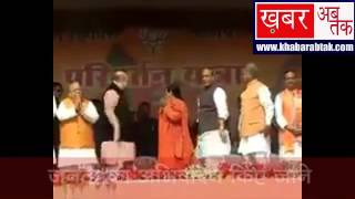 केंद्रीय मंत्री कलराज मिश्र ने झटका यूपी बीजेपी चीफ का हाथ, देखिए यह वीडियो