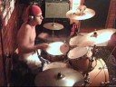 tocando a m�sica show de rock da banda �rea restrita. 
obs: detalhes � parte... 

baterista: tobias mazzotti 

c�mera: ana paula mazzotti 

local: est�dio �rea restrita (ou casa do tobi) hehehe enjoy ;)