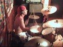 tocando a m�sica show de rock da banda �rea restrita. 
obs: detalhes � parte... 

baterista: tobias mazzotti 

c�mera: ana paula mazzotti 

local: est�dio �rea restrita (ou casa do tobi) hehehe enjoy ;)