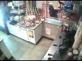 Sweet Justice Caught on Camera. Captain Jack Sparrow Burglar Manele-Gratis.net