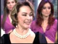 Nívea Maria paga peitinho, e clodovil elogia seus belos seios.