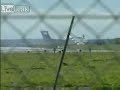 Um avião de Havilland Canada DHC-8-402 Q400, prefixo LN-RDK, SAS - Scandinavian Airlines System, tentou uma aterrissagem de emergência no Aeroporto Aalborg, na Dinamarca. Um problema no trem de pouso fez com que a asa e o motor direito encostassem na pista. A asa quebrou e iniciou o fogo.O fogo foi rapidamente combatido pelos bombeiros e todos os 76 passageiros saíram com segurança. Veja este e outros vídeos e informações em www.desastresaereos.net