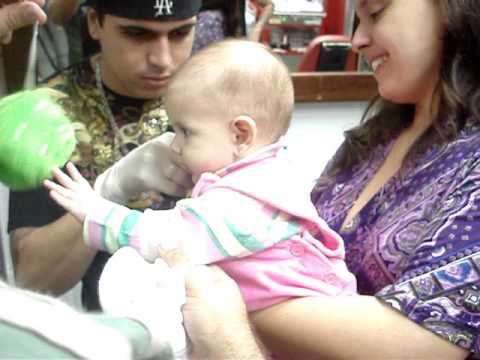 Gabriela furando a orelha