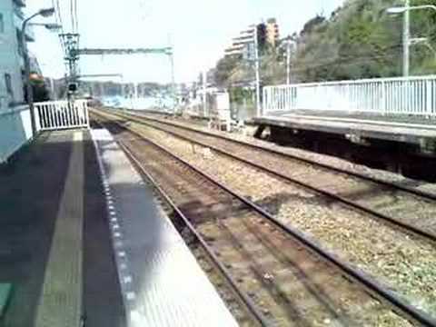 京浜急行　能見台駅　普通電車が出発