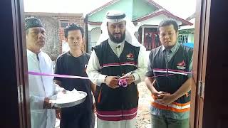 simbolis gunting pita oleh syeikh Ali Al Qohthoni dalam peresmian mesjid Jami' Husnudzon Billah