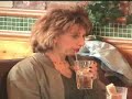 mujeres mirando el paquete a un tio - restaurantes