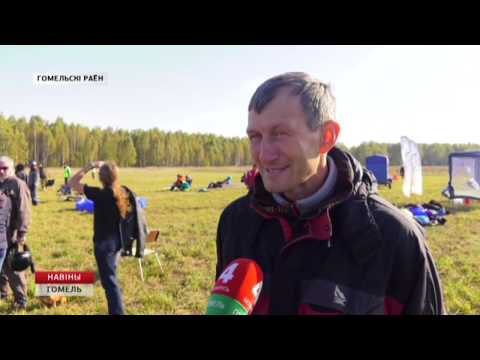 На аэродроме Зябровка прошли соревнования по парапланерному спорту видео