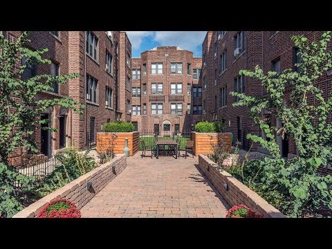 A sunny Lakeview East 2-bedroom in a pet-friendly vintage courtyard A sunny Lakeview East 2-bedroom in a pet-friendly vintage courtyard