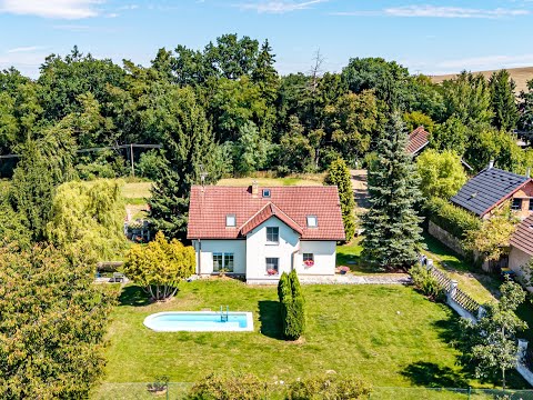 Video Stylový rodinný dům 4+kk se zahradou, bazénem a jezírkem v Radonicích u Divišova