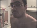 Un homme et son frigidaire