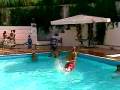 videos de Capriola in piscina
