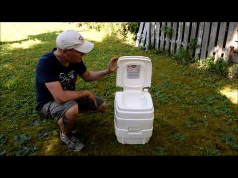 Auf dem Gartengrundstück ein einfaches WC bauen. Camping Toilette einbauen