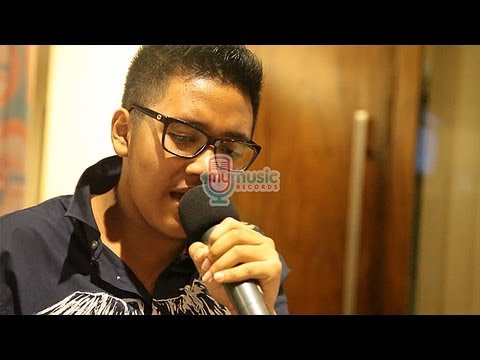 marshall - Marshall menyanyikan single pertamanya yang berjudul Saat Kau Bersama Dia. Menariknya, lagu tersebut diambil dari cerita yang ditulis oleh Marshall sendiri. ...