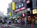 隅田川の花火開始１時間前の閉鎖された東武線浅草駅正面入口前の雑踏