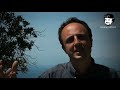 L'Italia è come l'Amazzonia, sta scomparendo. Ogni settimana ettari di verde si trasformano in ettari di cemento. Un prato non è più un prato, ma un business. Ogni giorno appaiono gru, seconde e terze case, immobili mai abitati. Interi quartieri edificati senza necessità, senza inquilini. Il cemento uccide il turismo, toglie posti di lavoro, non li dà. Il cemento è riciclaggio di danaro sporco delle mafie nazionali che investono nel mattone. A Milano sorgono nuovi grattacieli quando un terzo della città è in vendita o alla ricerca di un inquilino in affitto. L'Expo 2015 è solo cemento. Il cemento non si mangia, ma sul cemento mangiano i politici, le amministrazioni locali e la criminalità organizzata. L'Italia che scompare sotto una colata, come Pompei seppellita dalla lava, fa compassione e rabbia. I comuni dovrebbero vietare la costruzione di ogni immobile non necessario e, nel caso, verificare l'esistenza di un immobile già esistente da ristrutturare. Bisogna lanciare una nuova industria, quella della decostruzione di immobili e capannoni disabitati. Con i soldi pubblici i nostri sindaci non devono più costruire un solo vano se non destinato a uso sociale. Cementificatori e riciclatori che leggete, ascoltatemi, costruire non è più un affare, investite in energie rinnovabili e nel turismo.