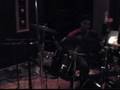 videos de The Drum Counselor shows Chris Davis some tricks.