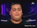 sensasional tipo aciendo ruidos con la boca
