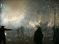 Diabòlic, una festa innovadora.El Diabòlic és una festa que és organitzada anualment pel Ball de Diables de Vilafranca del Penedès i es celebra cada 30 d'Abril, vigília del dia del treballador. Participen el Ball de Diables de Vilafranca, una colla de la Coordinadora de Balls de Diables centenaris amb parlaments de Catalunya, una colla de diables que sigui referència dins el món de la cultura popular i una bèstia de foc.Els diables vilafranquins han intentat innovar una mica fugint de les cercaviles aburrides o dels correfocs sense gaire participació creant un producte innovador: una cercavila itinerant per tres places del centre històric de Vilafranca.A cada plaça hi ha un Ball de Diables que fa una actuació d'uns 5 minuts. Entre plaça i plaça es fa un recorregut on una bèstia de foc i una bota carregada de vi amenitza la cercavila. Al arribar la tercera plaça totes les colles de diables i la bèstia de foc van en cercavila fins a la plaça de la Vila per realitzar una encesa conjunta. La festa s'acaba amb un sopar popular i una actuació musical en directe.La intenció central del diabòlic es aproximar a la gent de Vilafranca i els aficionats a la cultura popular d'arreu de Catalunya, les múltiples vessants de la festa amb foc. En aquest cas s'intenta aproximar la posada de l'escena pirotècnica d'un model de Ball de diables amb parlaments i un altre model de Ball de Diables diferent al del Penedès-Camp de Tarragona. Dins de les manifestacions de l'infern no pot faltar una bèstia infernal i aquesta també és un element clau de la cercavila del diabòlic.L'intercanvi de formes d'expressió i maneres de treballar, pot ajudar a tots els espectadors i col·lectius participants a tenir una visió més amplia del fet diablesc.Diabòlic 2008: Colles Participants: Ball de Diables de Vilafranca, Ball de Diables de Sant Quintí de Mediona i Diables de Cornellà.