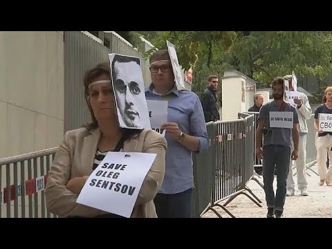 Prag: Proteste gegen Oleg Senzows Haft - Demonstranten vor der russischen Botschaft