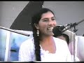 LELTRA EN QHESWA Y CASTELLANOCarpintero kani niwan -Me contó q´es carpinteronillataq munanichu -Y..no lo quise querer!Herrero kani niwan -Aquél dijo ser Herreronillataq munarqanichu-Tampoco le quise oír.Zapatero kani niwan-Este Otro es Zapateronillataq munanichu - y me le negué tambiénAgente kani niwan - El último dijo se Agentenillataq munarqanichu-Y aun así lo rechazéKarpinteros sierrakunku-LsCarpintrosSeruchanHerreros deschapakunku-LsHerrerosNsdeschapanZapateros klavakunku-LsZapaters NosDanDclavosAgentes apaykukunku-LsAgnts Nosla KiernMeterAy, la, la...._________ESTA CUECA DEMUESTRA LO DIFICIL QUE DEBE SER PARA UNA JOVEN ATRACTIVA ESCOGER ENTRE SUS PRETENDIENTES,Marina fue una simpatica cholita valluno, nos dejó éste y varios otros temas del acerbo valluno.Marina fallecio muy joven, sin embargo en los 33 años de su existencia hizo muchos discos, esta es una pequeña muestra de su talento recordemoslá al oir esta canción llena de gracia y simpatia.