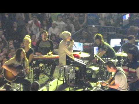 Miley Cyrus – Landslide Fleetwood Mac COVER Crying Boston 4/2/14