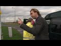 Zo. Na al dat gezellige gelebber met de politie van gisteren is het nu weer tijd voor keiharde en ONTLUISTERENDE beelden inzake het gedrag van de Nederlandsche Arm der Wet. U weet, het team van GeenStijl.TV zit de godganse dag op de weg. Van hot naar her, bovenop het nieuws, waar dan ook, wanneer dan ook. En overal in De Rest van Nederland liggen de struikrovertjes in een hinderlaag om onze sympathieke teevee-man te ambushen. PATS! Weer 35 euro. FLITS! Nog eens 28 knaken. KLIK, weer twee tientjes. Na de zoveelste onzinflits besloot Rutger dan maar eens verhaal te halen bij het FlitsAgentje van dienst. Gewoon informatief even wat vragen stellen enzo. En wat doet die politie? Die belt de politie...