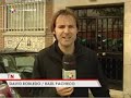 Le clavan un cuchillo en la nuca  y salva la vida