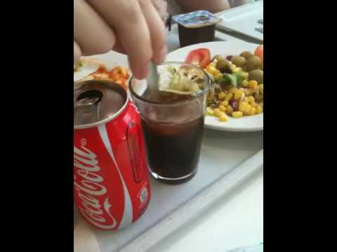 Saray haciéndose un jarabe de Cocacola