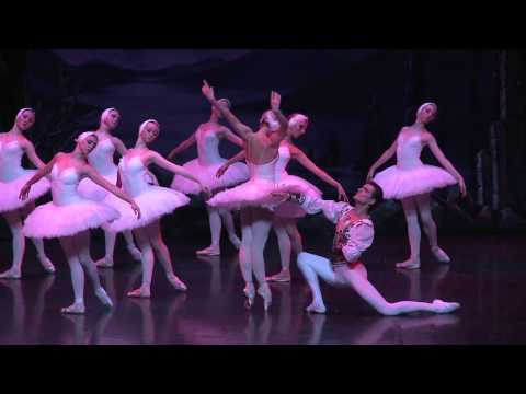 "Le lac des cygnes" par le ballet par le Ballet de Saint Pétersbourg