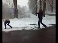 Berrr en Floor en Snoes sneeuwballen gooien