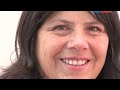 Click here to watch this video Un Capital Abeja solo para ellas