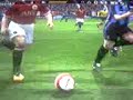 R. Giggs del Manchester United con una finta sbatte a terra Samuel dell'Inter (PES6)
