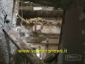 Crollano i pavimenti della casa. Ferito un operaio