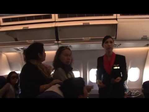 Des Ladyboys Hôtesses de l'air - pub ou progrès - par AFP