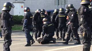 Pyrotechnika zranila při pochodu sparťanských fanoušků 4 lidi, policie zajistila celkem 28 lidí