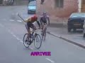 Ciclista comemora antes do fim da prova e cai...