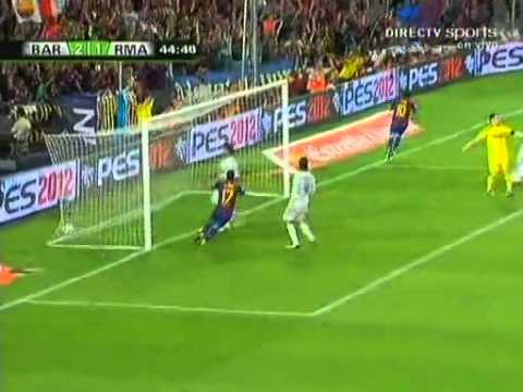 MESSI HUMILLA A CRISTIANO RONALDO (CR7 kNELT TO MESSI)