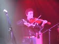 Charlie West chante 