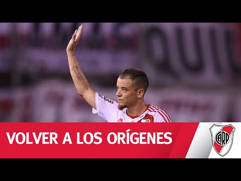 D'Alessandro, con los chicos de Inferiores: 