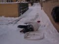 vince luge dans les escalier