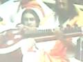 videos de Guruji playing the Veena