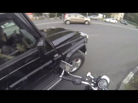 Mira la motociclista que  lucha contra los que tiran basura a la calle