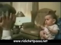 Bimbo si spaventa se il papà si toglie la maschera