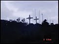 DE RODRIGUEZ

Sevilla tuvo que ser
con su lunita estrellada
testigo de nuestro amor
bajo la noche calalda.
y nos quisimos los dos
con un amor sin pecado,
pero el destino ha querido
que vivamos separados.
Estan clavadas dos cruces
en el monte del olvido
por dos amores que han muerto
sin haberse comprendido.
estan clavadas dos cruces
en el monte del olvido
por dos amores que han muerto
que son el tuyo y el mio.
¡ay! barrio de santa cruz
¡ay! plaza de doña elvira
os vuelvo yo a recordar
y me parece mentira
ya todo aquello pasó,
todo quedó en el olvido
nuestras promesas de amores
en el aire se han perdido.
Estan clavadas dos cruces
en el monte del olvido
por dos amores que han muerto
sin haberse comprendido.
estan clavadas dos cruces
en el monte del olvido
por dos amores que han muerto
que son el tuyo y el mio.

que son el tuyo y el mio.

 
Fuente: musica.com