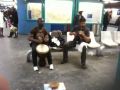 Musiciens à Paris.Ils jouent du djembé et du derbouka.