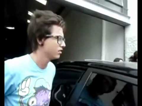 fãs - Cercado por fãs, Pe Lanza, o vocalista da banda Restart, ficou irritado com um rapaz que mexeu no seu carro, que saiu do veículo, encarou o sujeito e mandou ...