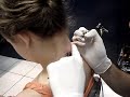 Debby fazendo Tatoo