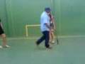 7 mulheres tentando pegar a bola no telhado